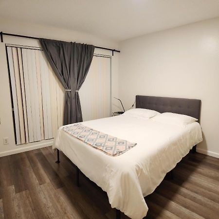 Centrally Located, 4X Queen, 300 Mbps Internet With Backyard! ヘメット エクステリア 写真