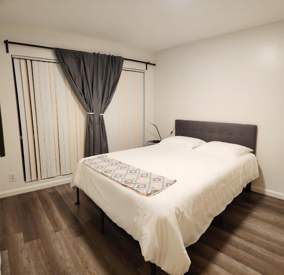 Centrally Located, 4X Queen, 300 Mbps Internet With Backyard! ヘメット エクステリア 写真