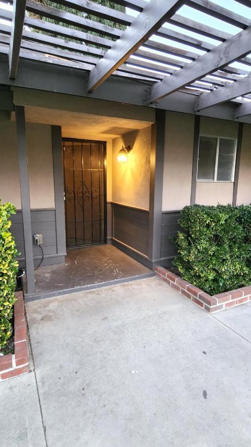 Centrally Located, 4X Queen, 300 Mbps Internet With Backyard! ヘメット エクステリア 写真