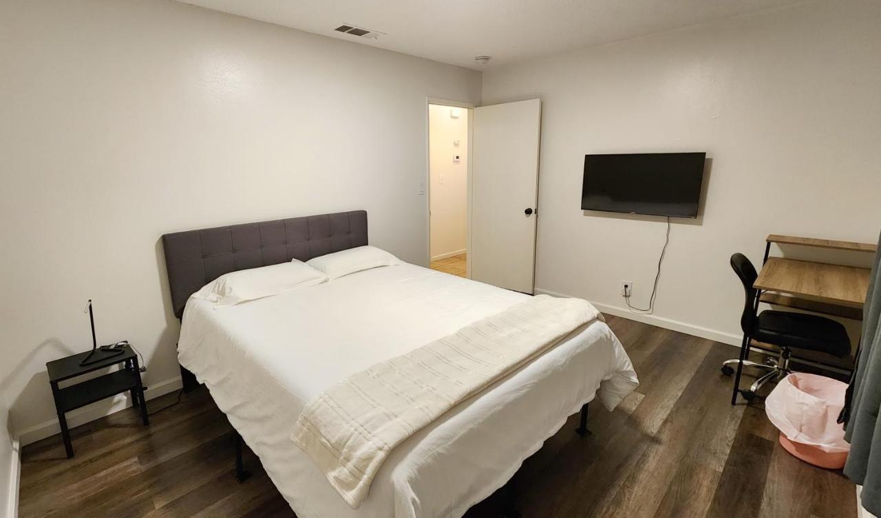 Centrally Located, 4X Queen, 300 Mbps Internet With Backyard! ヘメット エクステリア 写真