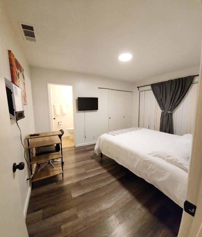 Centrally Located, 4X Queen, 300 Mbps Internet With Backyard! ヘメット エクステリア 写真